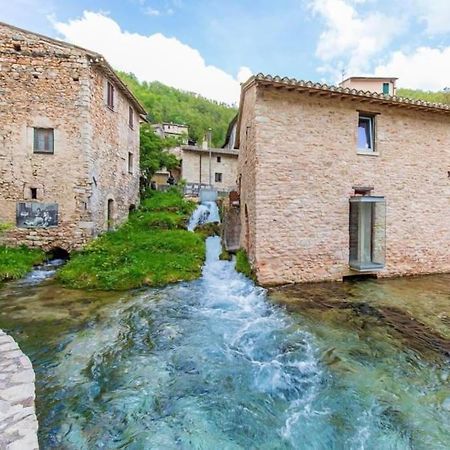 Casa Vacanze Fonte Del Menotre Foligno Bagian luar foto