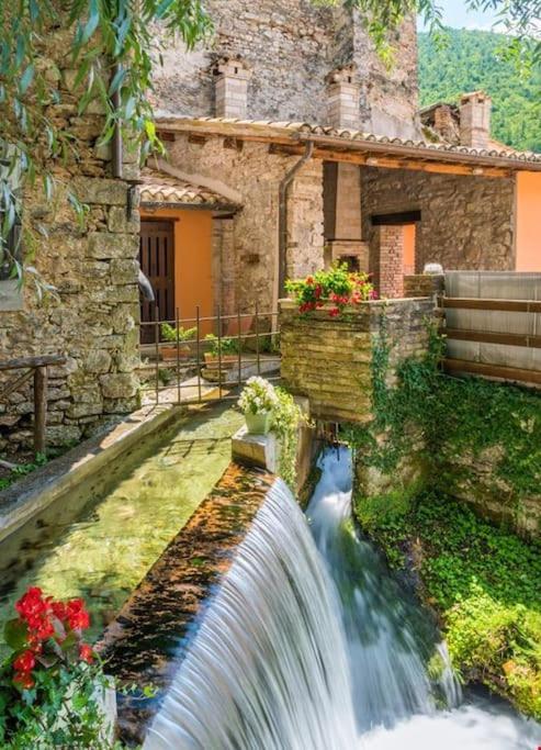 Casa Vacanze Fonte Del Menotre Foligno Bagian luar foto