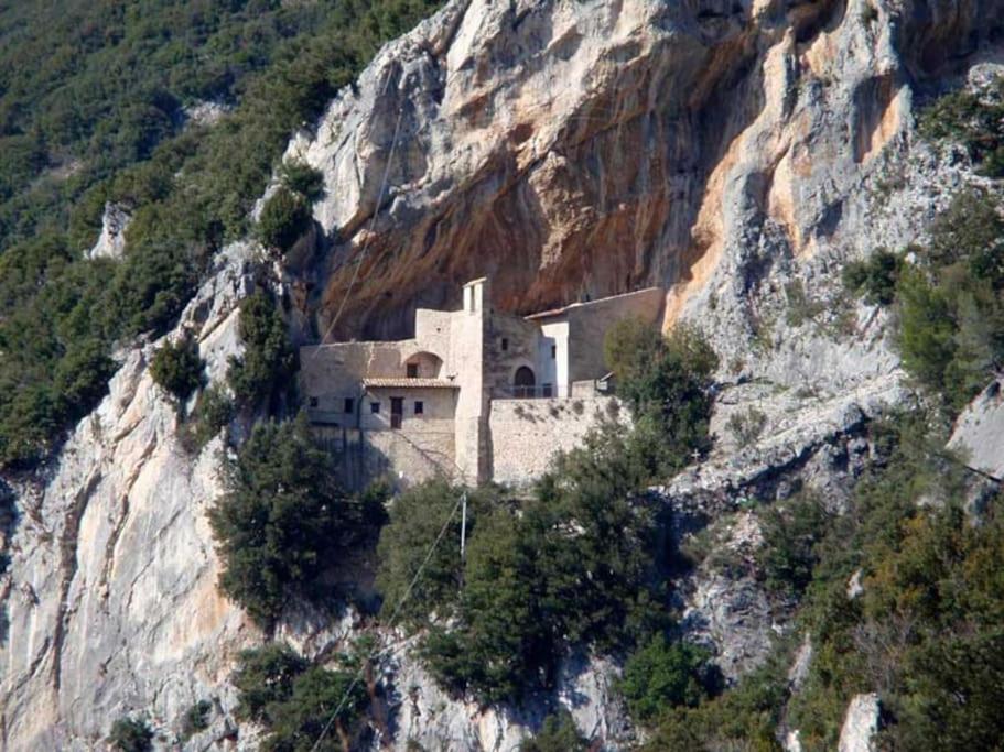 Casa Vacanze Fonte Del Menotre Foligno Bagian luar foto